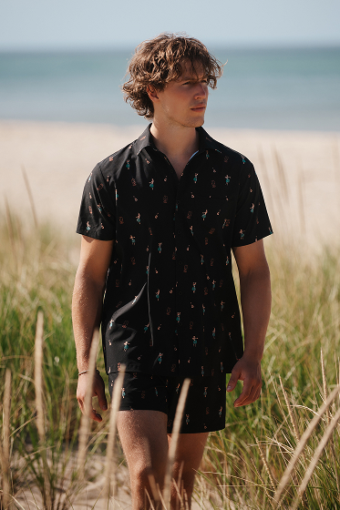 Homme portant une chemise hawa&iuml;enne de la marque Hamabe 