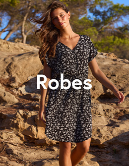 Femme dans une robe noire à imprimé floral blanc, de la marque Tropik.