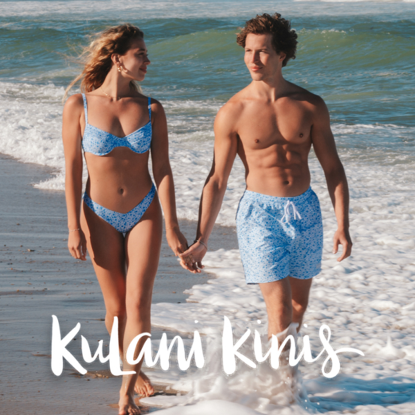 Homme et femme sur la plage portant des maillots de bain assortis de la nouvelle collection Kulani Kinis.