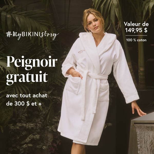 Femme portant un peignoir blanc de la marque #MyBikiniStory fait de coton.