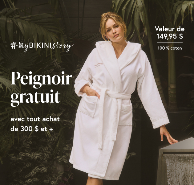 Femme portant un peignoir blanc de la marque #MyBikiniStory fait de coton.