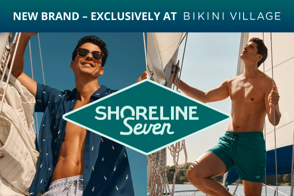 Homme à bord d’un voilier, vêtu d’un maillot volley et d’une chemise Shoreline Seven. 