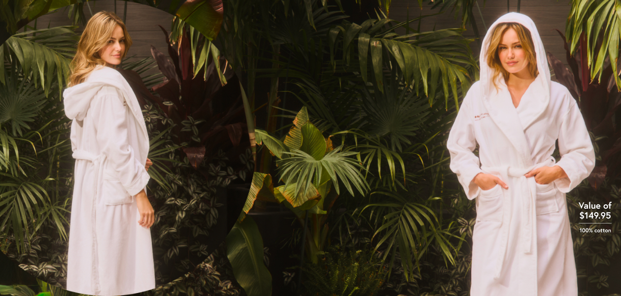 Femme portant un peignoir blanc de la marque #MyBikiniStory fait de coton. 