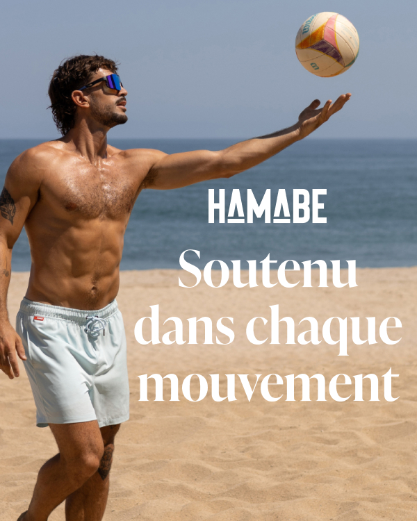 Homme sur une plage jourant avec un ballon et portant un maillot volley bleu de la marque Hamabe.