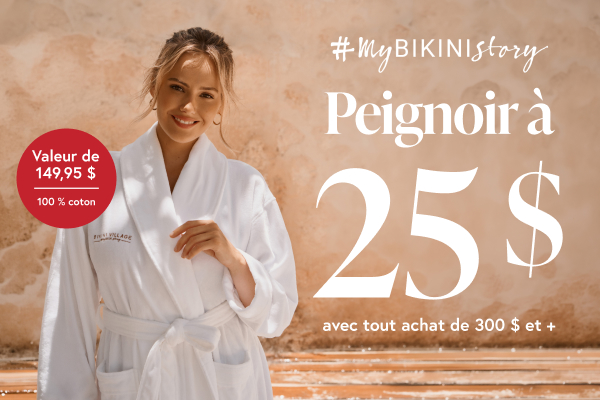 Femme portant un peignoir blanc de Bikini Village.