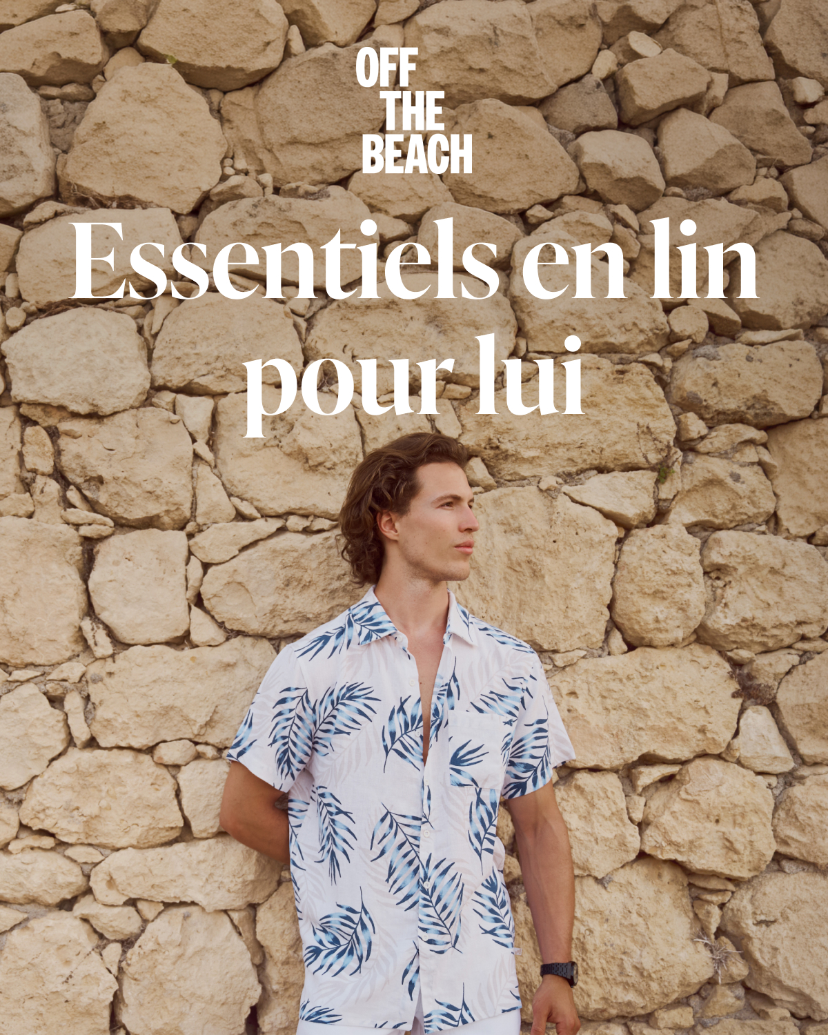 Homme contre une paroi de roche portant un ensemble de v&ecirc;tements en lin de la marque Off The Beach.