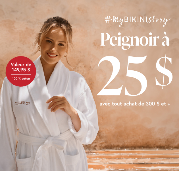 Femme portant un peignoir blanc de Bikini Village.