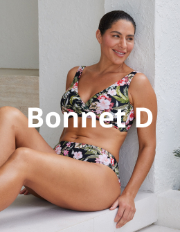Femme portant un bikini bonnet D avec imprimé tropical de la marque Artesands.