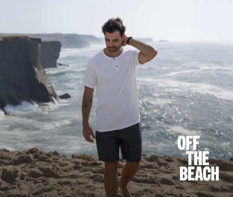 Homme portant une tenue de plage de la marque Off The Beach.