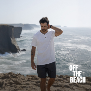 Homme portant une tenue de plage de la marque Off The Beach.