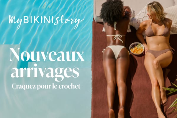 Deux femmes portant des bikinis My Bikini Story allong&eacute;es au bord d&rsquo;une piscine. 