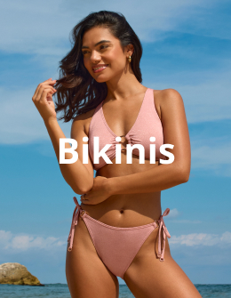 Femme portant un bikini rose &eacute;l&eacute;gant de la marque Seatonic, profitant d&rsquo;un d&eacute;cor ensoleill&eacute; au bord de la plage. 