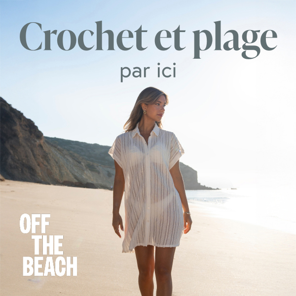 Femme marchant sur la plage, v&ecirc;tue d&rsquo;une chemise en crochet blanche. 