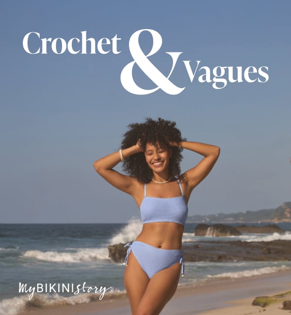 Femme posant sur la plage, v&ecirc;tue d&rsquo;un bikini bleu &agrave; bralette &eacute;l&eacute;gant de la marque My Bikini Story, profitant d&rsquo;un moment ensoleill&eacute; au bord de la mer. 