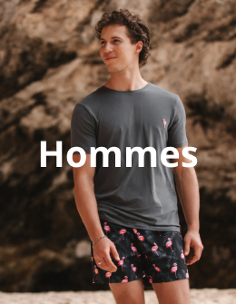 Homme marchant sur la plage portant un ensemble t-shirt et maillot au motif de flamant rose de la marque Hamabe