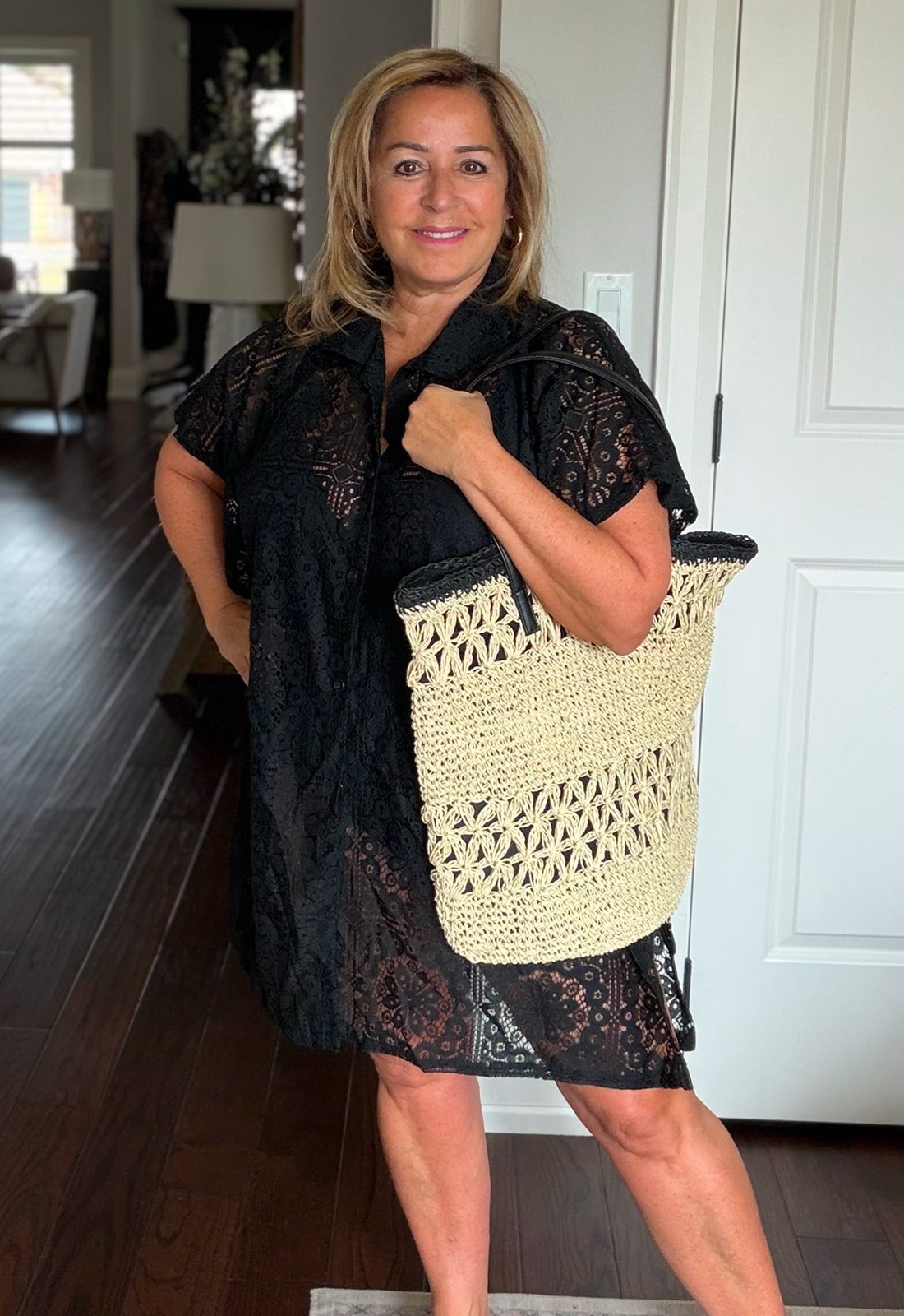 Anita wears the black crochet shirt from Cover Me brand and the crochet beach bag from Sarajane brand. 