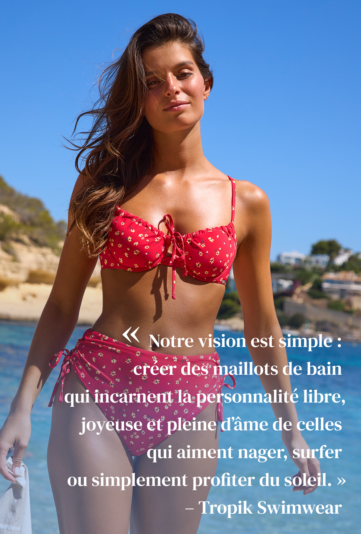 Une femme portant un ensemble bikini rouge fleuri de Tropik – Bikini Village