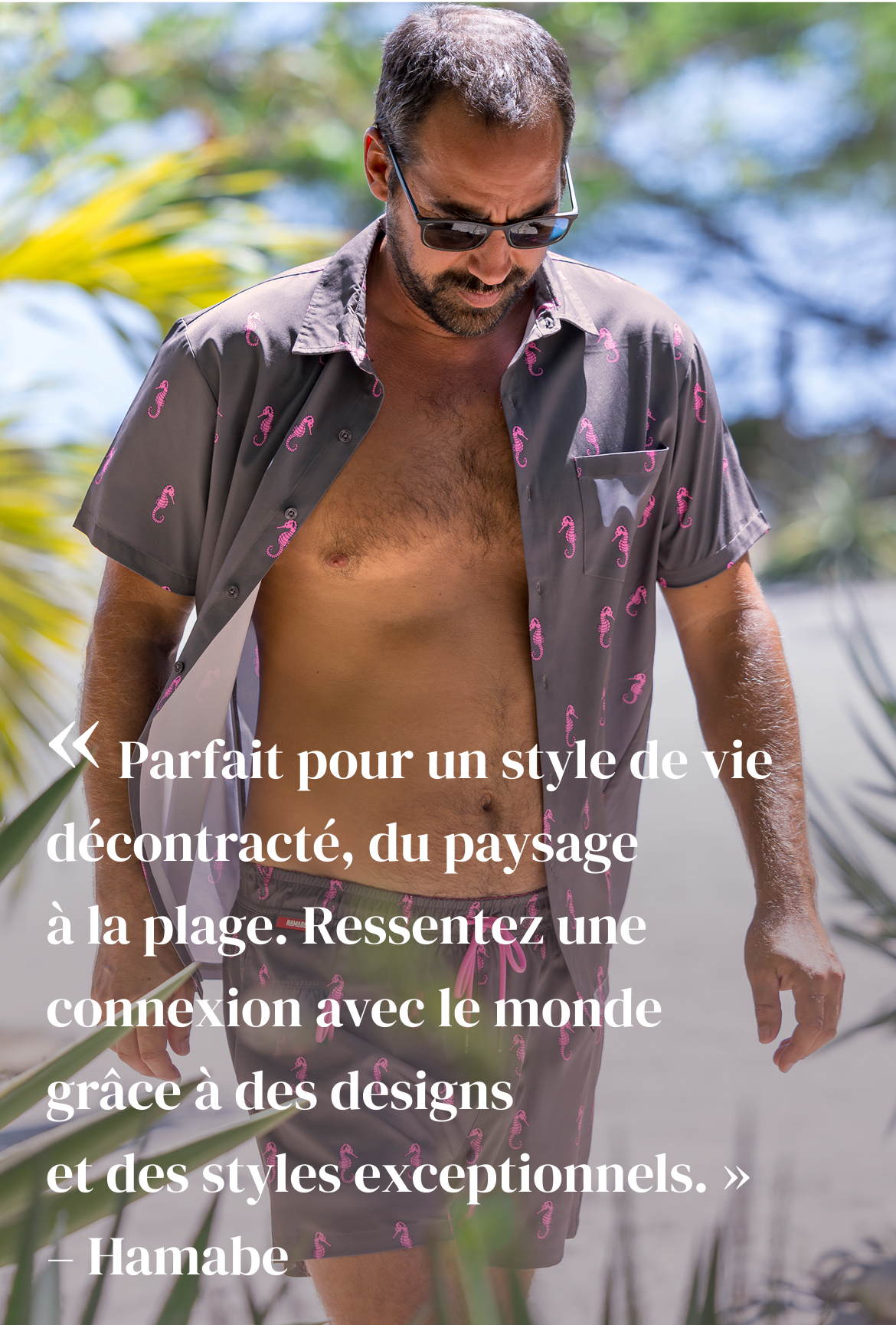 Un homme portant un ensemble chemise et short gris et rose de Hamabe – Bikini Village