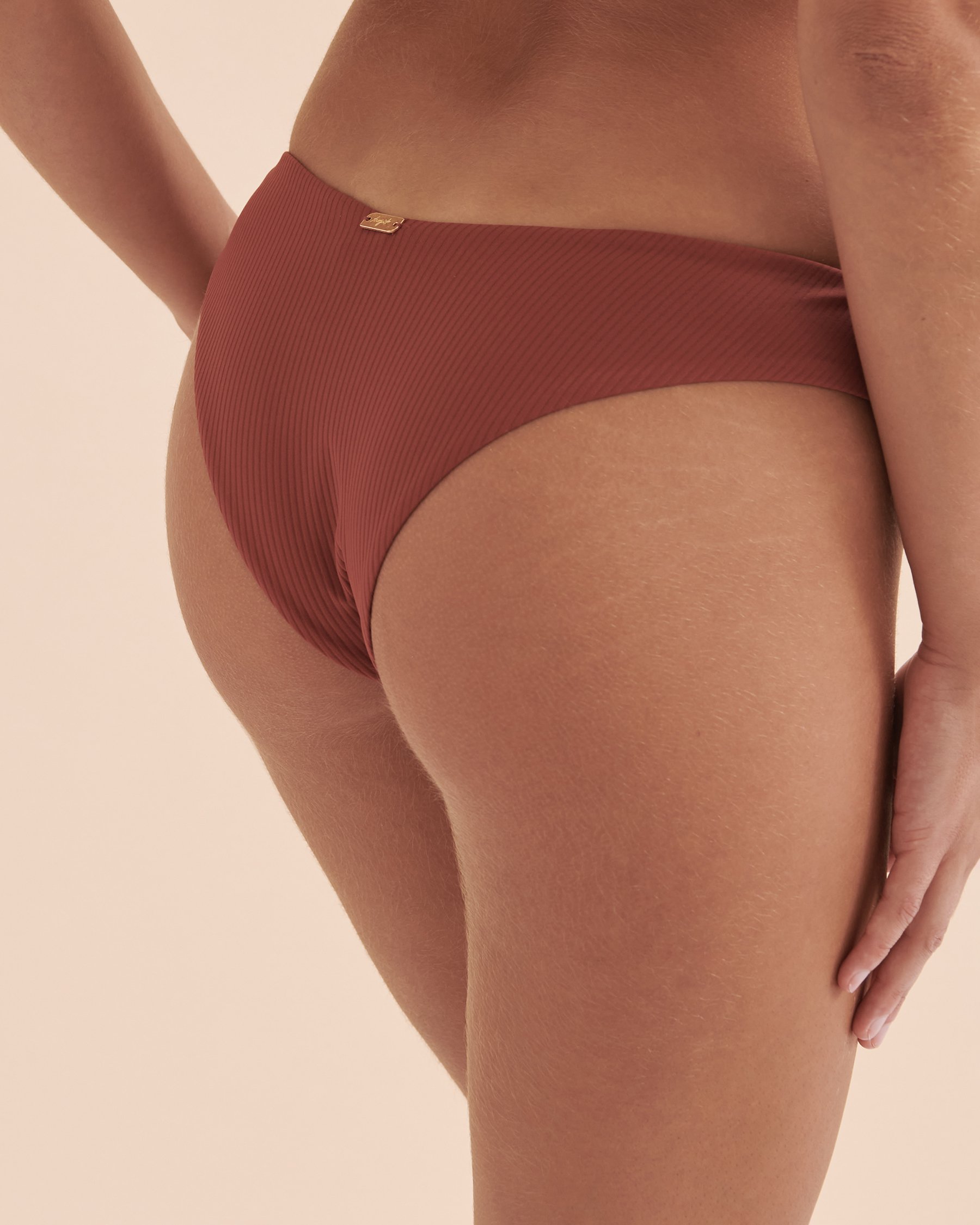 TROPIK Bas de bikini tanga Textured Brun 01300235 - Voir3