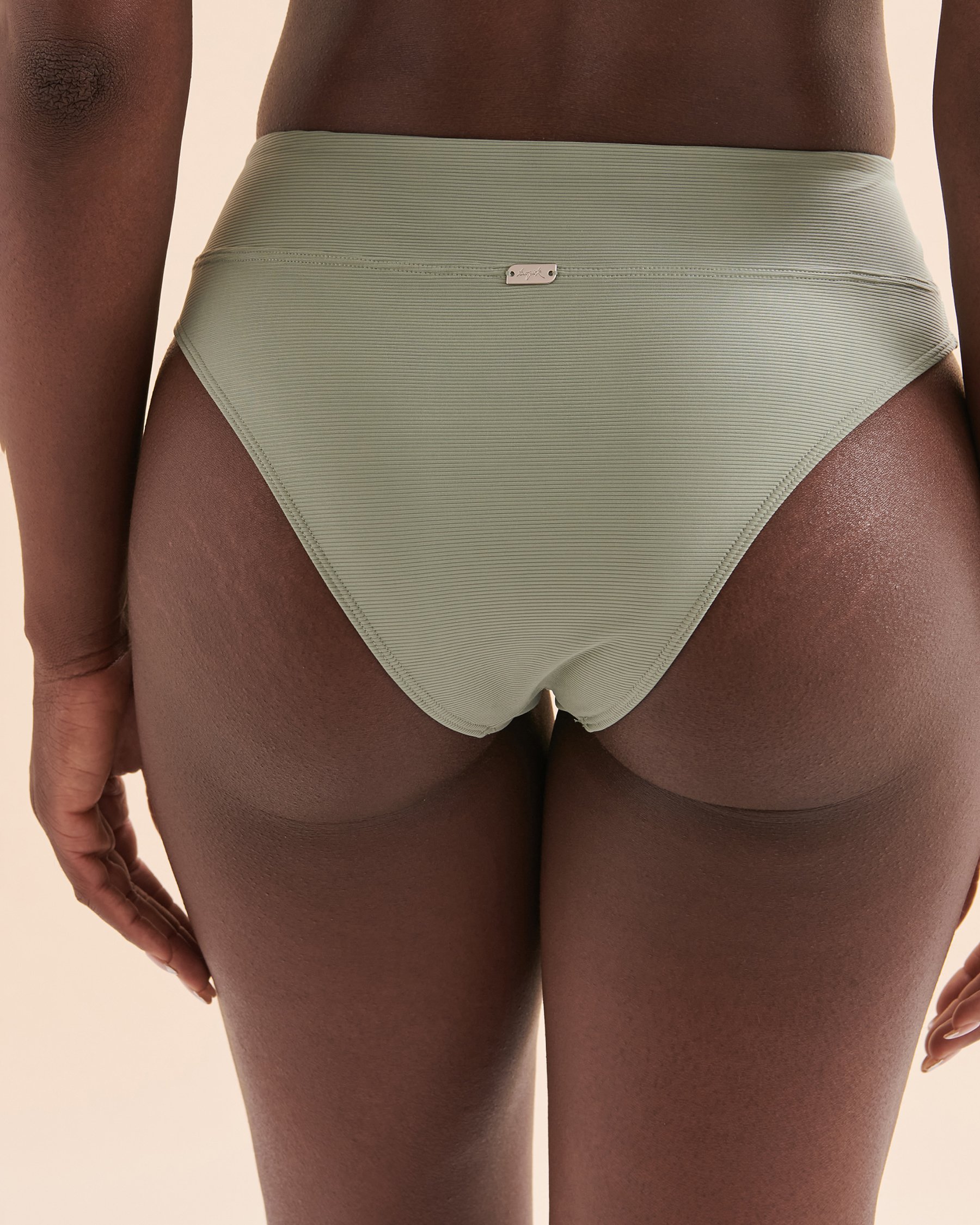 TROPIK Bas de bikini tanga texturé Vert sauge foncé 01300243 - Voir4