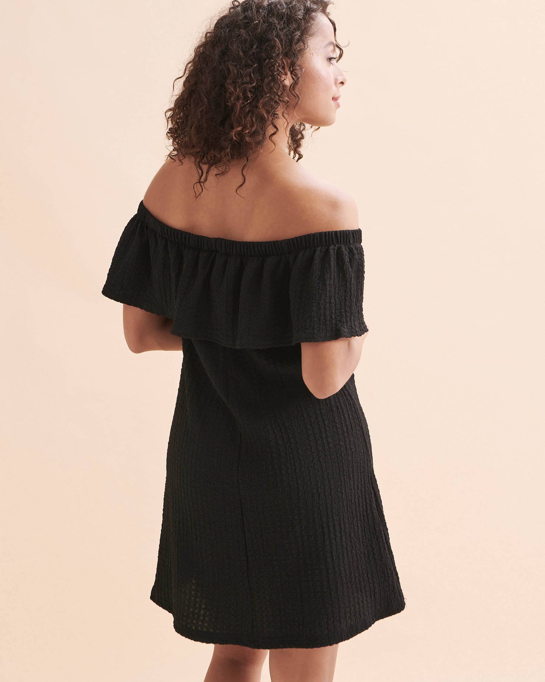 COVER ME Robe courte à épaules dénudées Pebble Beach Noir 24050875 - Voir2