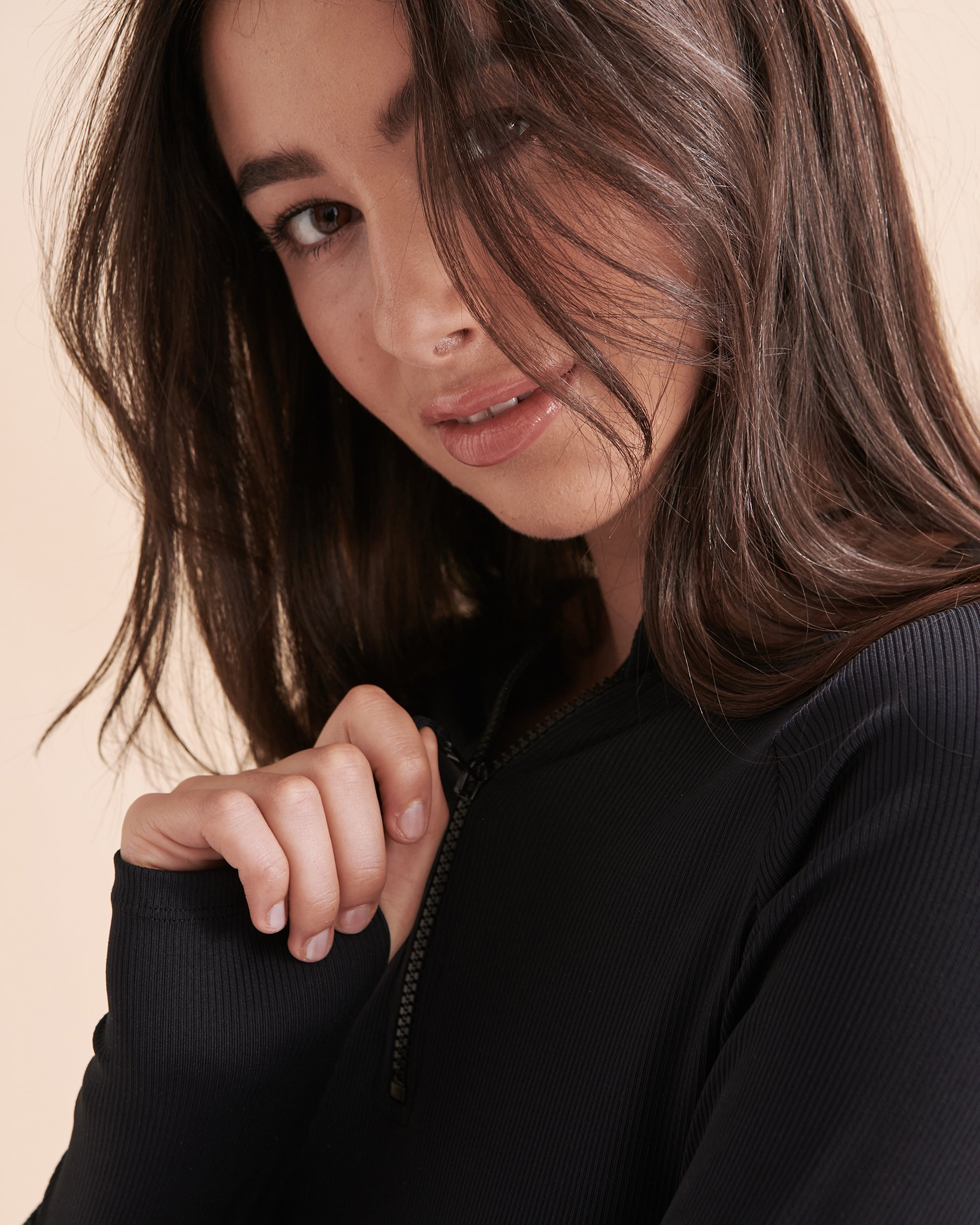 QUINTSOUL Malibu Textured Long Sleeve Rashguard Black Q24839057 - View4