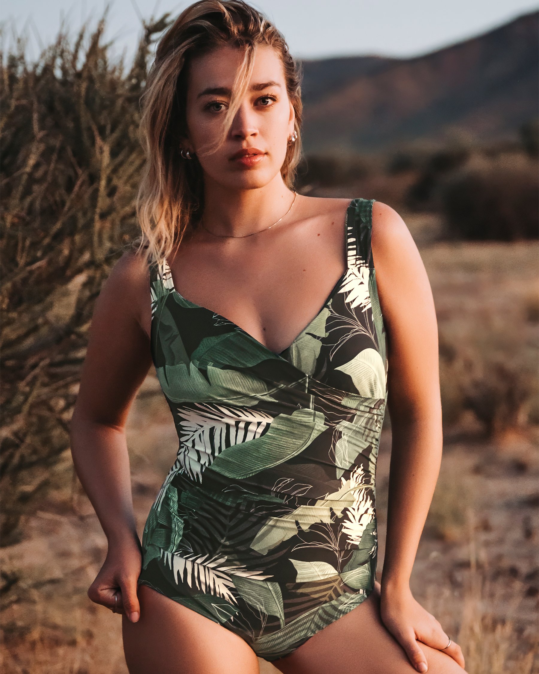 JANTZEN Maillot une-pièce croisé Surplice Boho Palms Noir JZ24005M - View1