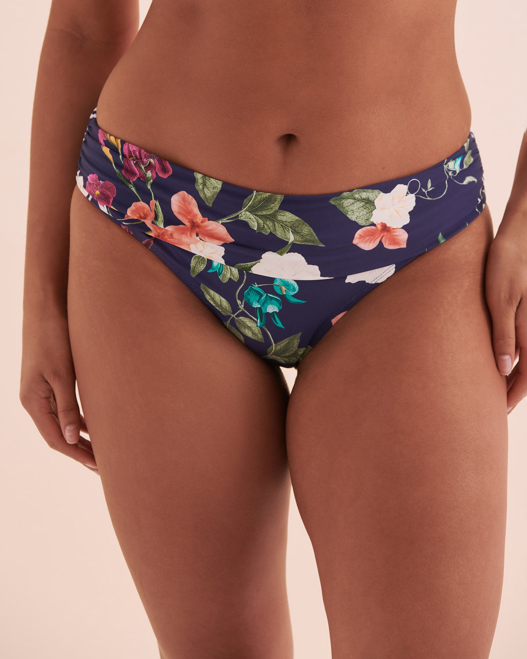 JANTZEN Bas de bikini aux hanches bande de taille pliée Floral Fantasy Floral bleu foncé JZ24261H - Voir1