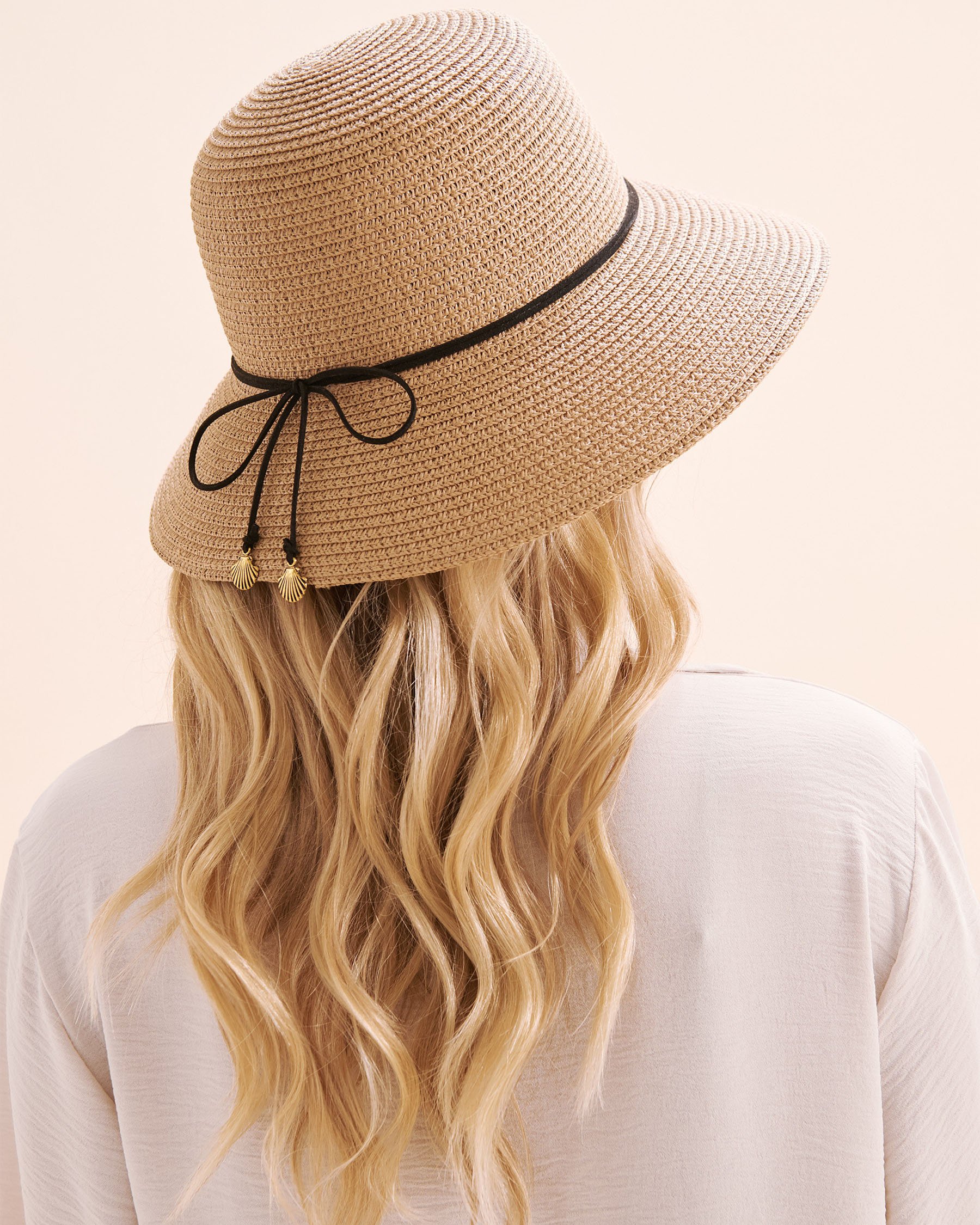 SARAJANE Chapeau cloche avec breloque en coquillage Beige chaud 25SJ3637 - View2