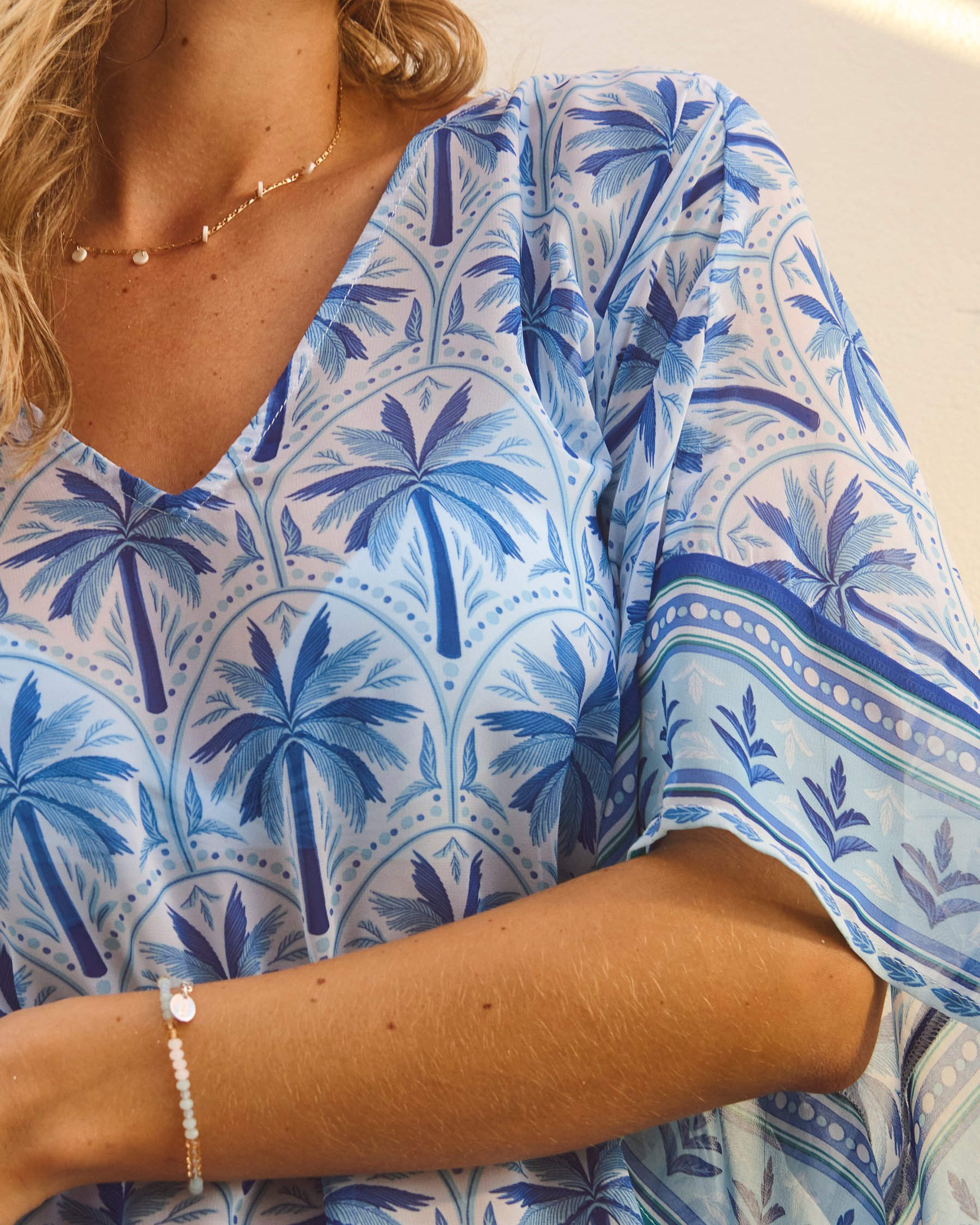 TURQUOISE COUTURE Tunique en mousseline Mykonos Palm Bleu et blanc brillant 02400046 - View3