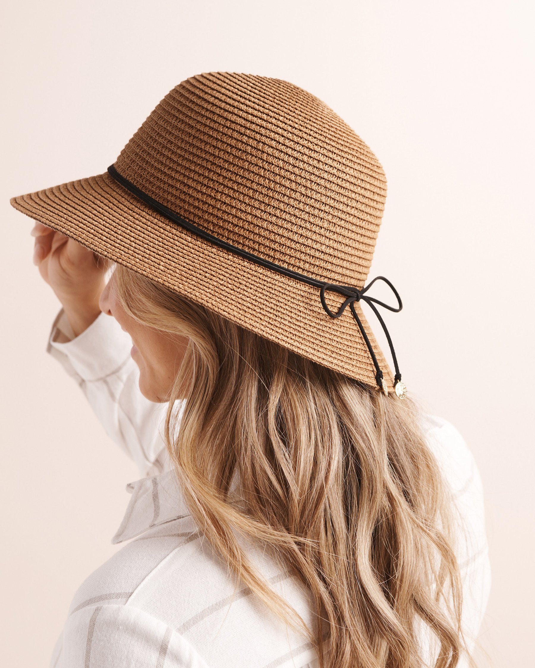 BIKINI VILLAGE Chapeau cloche avec breloques dollar des sables Beige caramel et noir 02500026 - View2