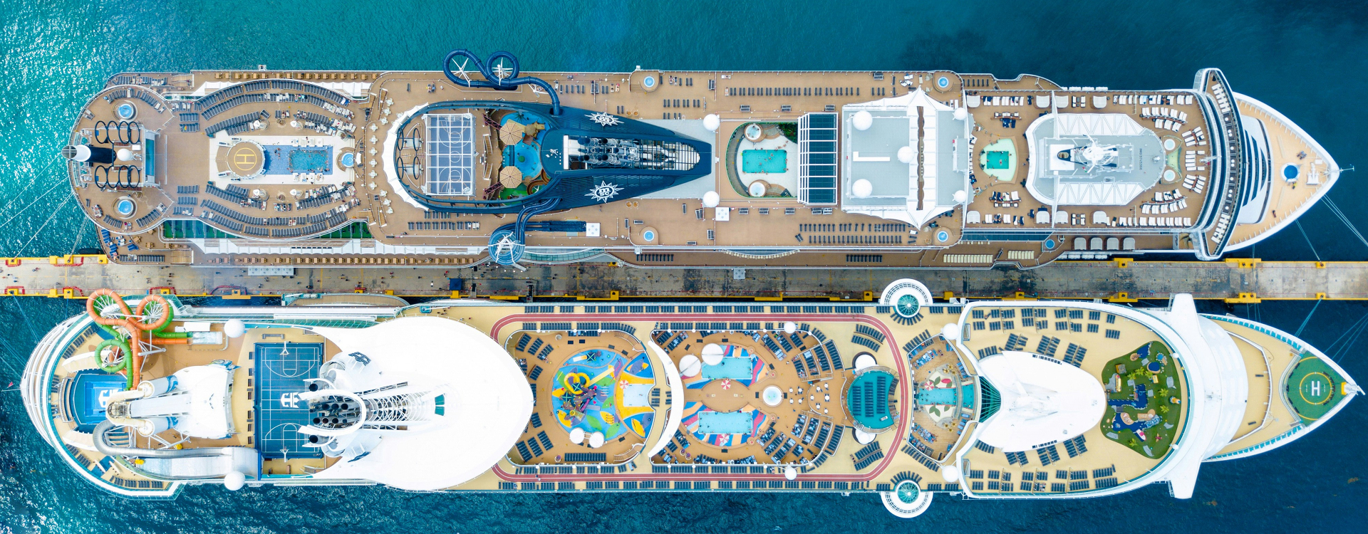 Vue du dessus d’un navire de croisière