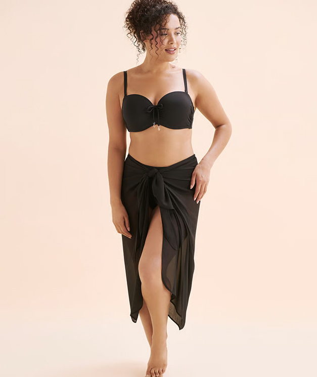 Women wearing a black sarong from Turquoise Couture.