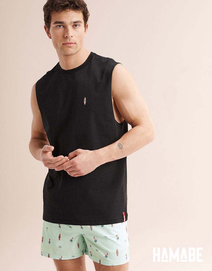 Homme portant une camisole avec motif planche de surf de la marque Hamabe.