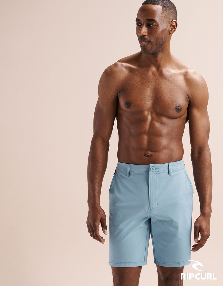 Homme portant un short hybride bleu de la marque Rip Curl.
