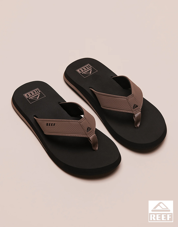 Paire de sandales brun et noir pour hommes de la marque Reef.