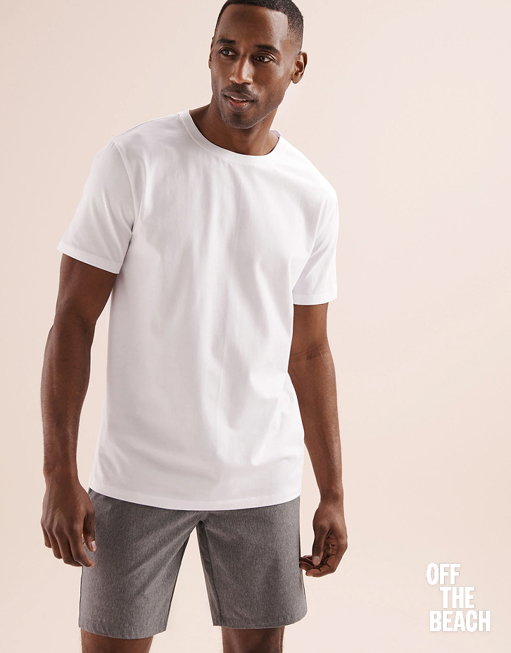 Homme portant un t-shirt blanc de la marque Off The Beach.