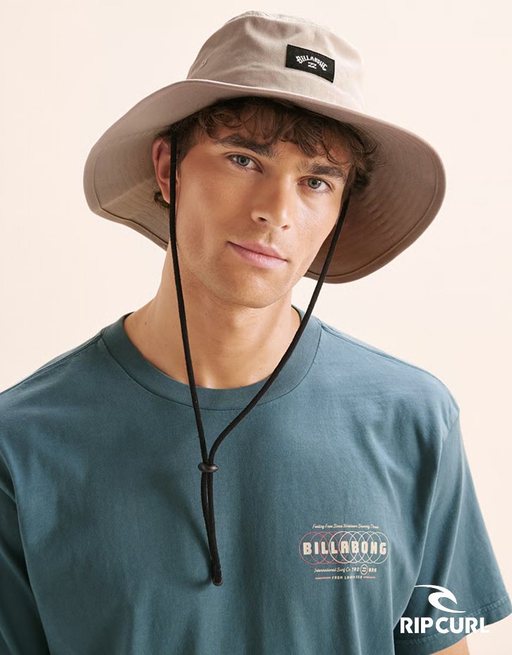 Homme portant un chapeau beige de la marque Rip Curl.