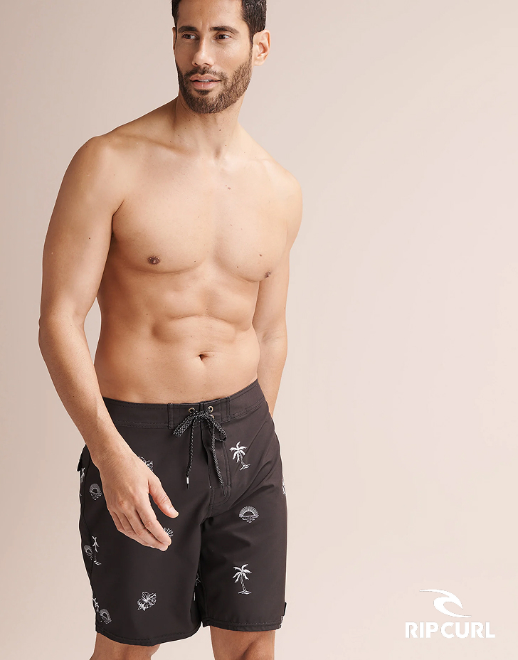 Homme portant un boardshort au motif exotique de la marque Rip Curl