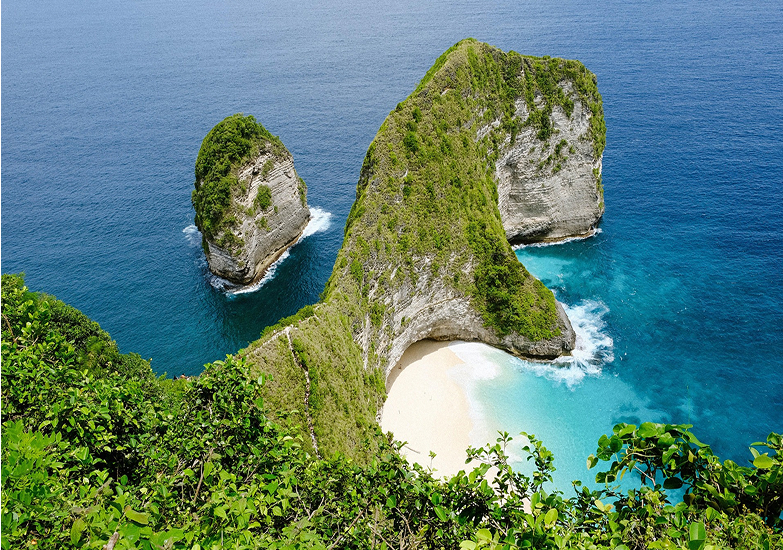 The beaches and cliffs of Nusa Penida, Indonesia. Photo by kienhau on Pizabay.