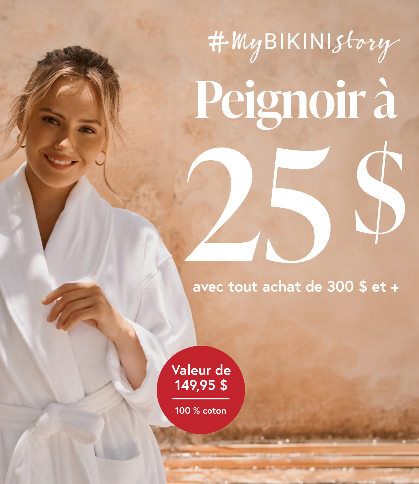 Feme portant un peignoir blanc en coton de Bikini Village