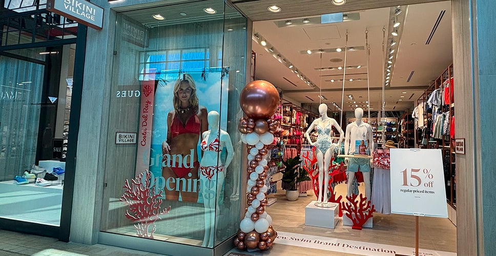Devanture de la boutique au Yorkdale Shopping Centre - Bikini Village