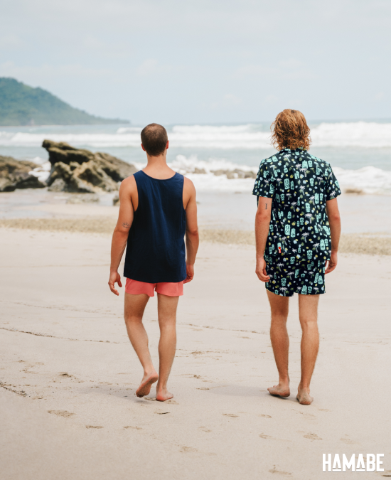 Deux hommes sur la plage portant des vêtements de plage Hamabe: une chemise à manches courtes et une camisole en coton - Bikini Village